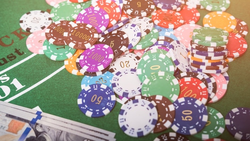 multitude de jetons de casino sur une table de jeu