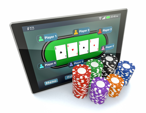 tablette informatique avec une application de poker en ligne ainsi qu'une multitude de jetons de casino posés à côté