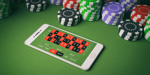 jetons de casino et smartphone sur une table de jeu