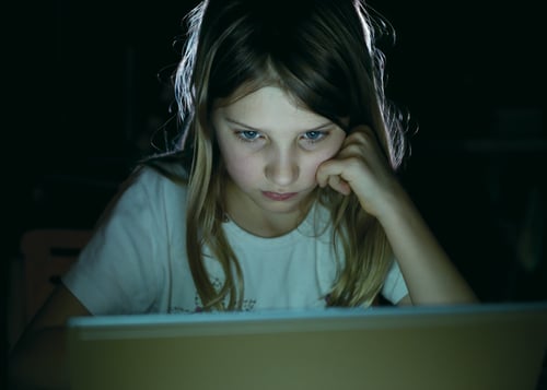 petite fille qui joue à des jeux d'argent sur internet