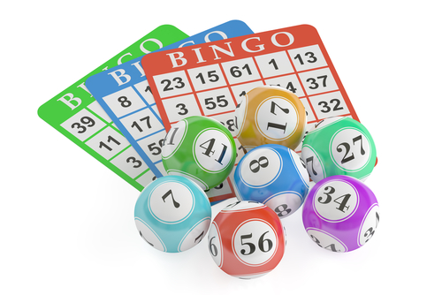 boules de bingo posées sur des grilles de bingo