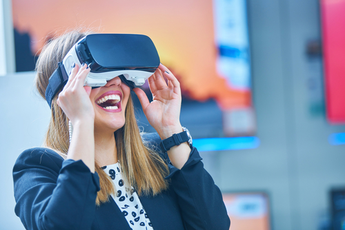 jeune femme portant un casque de réalité virtuelle